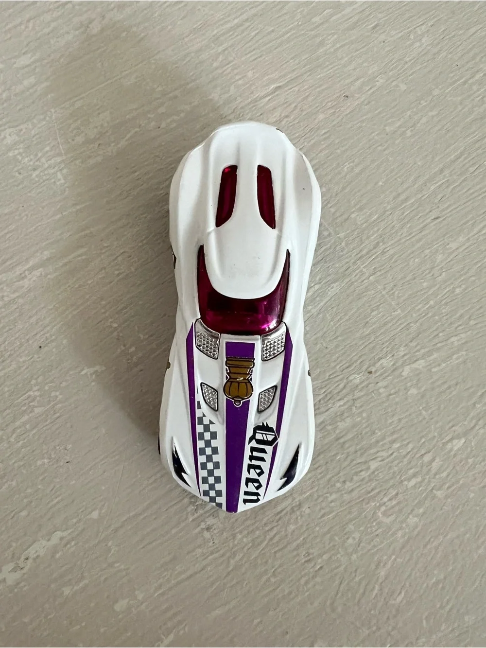 2013 HOT WHEELS BDD03 CHESS PIECE QUEEN WHITE & PURPLE 1:64 DIECAST 3